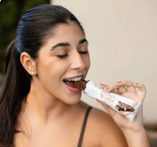 Better Wafer Proteica, Sabor Cookies & Cream com Cobertura de Chocolate Meio Amargo, 3 Unidade 25g Cada, Betterlife